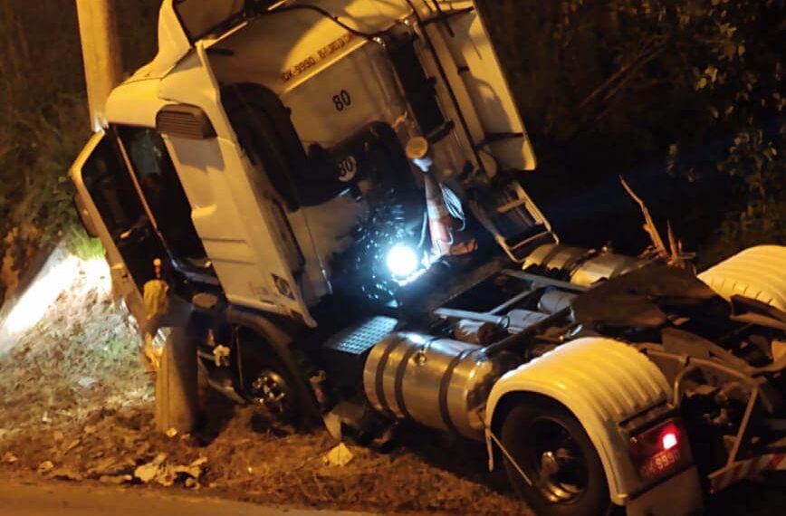 Motorista de caminhão bate em poste e é preso por embriaguez