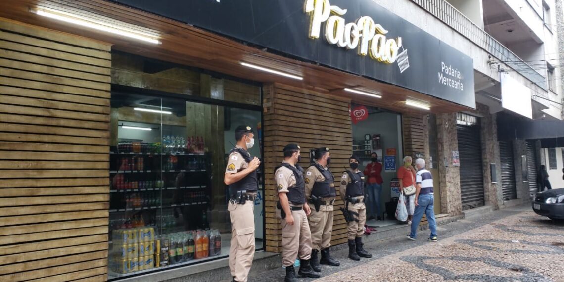 PM prende suspeito logo após roubo a padaria em Poços de Caldas