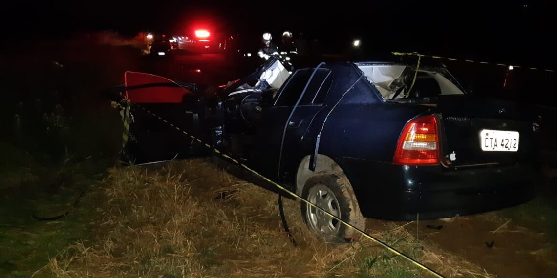 Passageira morre em acidente entre carro e carreta