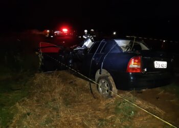 Passageira morre em acidente entre carro e carreta