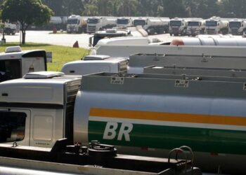 Tanqueiros entram em greve, e pode começar a faltar combustível em Minas