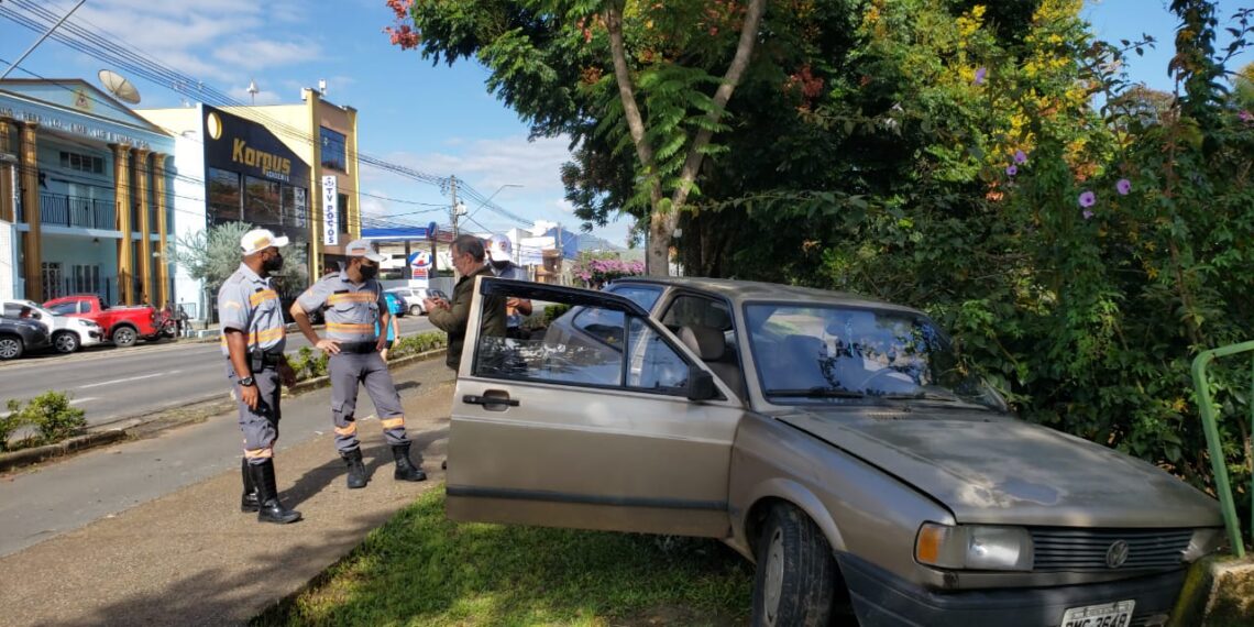 Motorista perde o controle bate em ponte e quase cai em rio