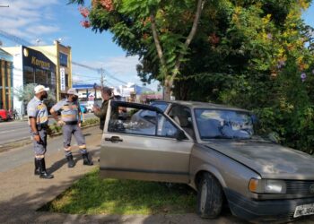 Motorista perde o controle bate em ponte e quase cai em rio