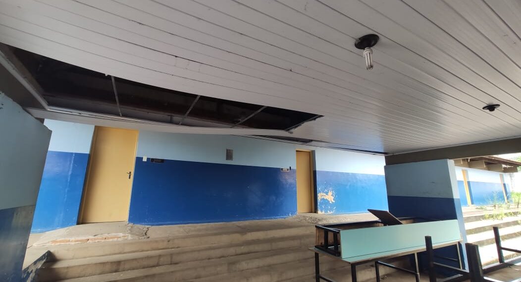 Falta de manutenção gera risco sanitário para servidores de escola em Poços