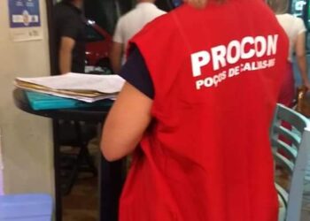 Fiscais interditam estabelecimentos com aglomeração em Poços de Caldas