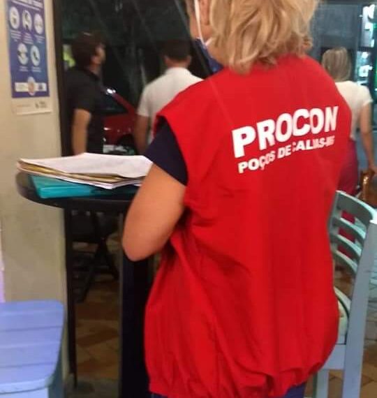 Fiscais interditam estabelecimentos com aglomeração em Poços de Caldas