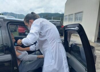 Idosos acima de 90 anos e profissionais da saúde são vacinados