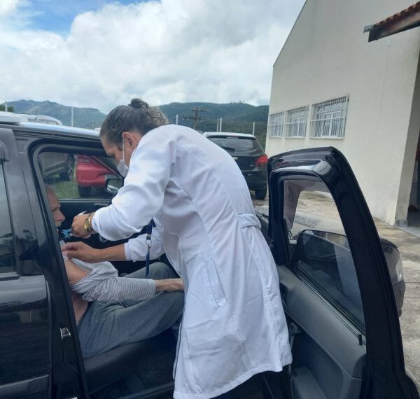 Idosos acima de 90 anos e profissionais da saúde são vacinados