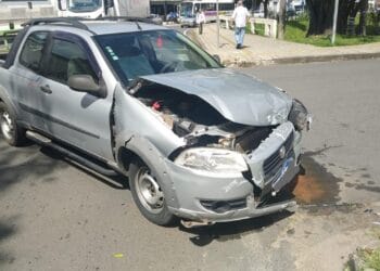 Acidente entre dois veículos deixa mulher ferida o centro de Poços