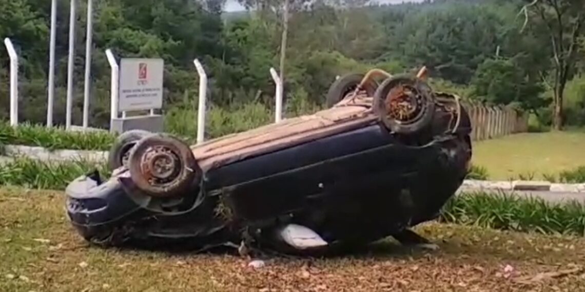 Carro capota após condutora desviar de cachorro