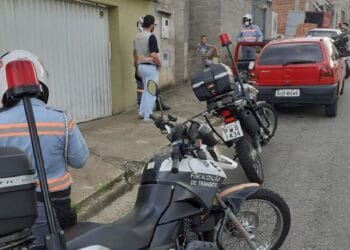 Carro é apreendido após condutor fugir e cometer 12 infrações de trânsito