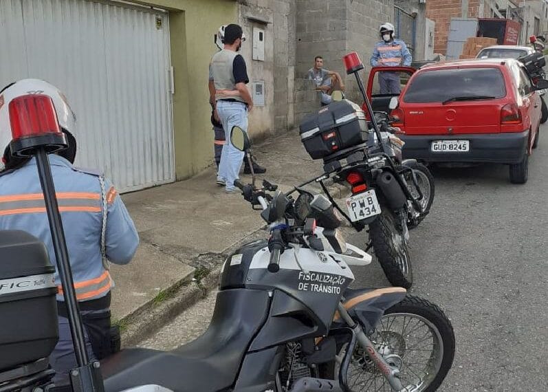 Carro é apreendido após condutor fugir e cometer 12 infrações de trânsito