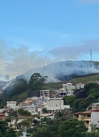 Bombeiros combatem incêndio em Poços de Caldas