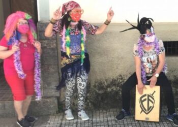 Com medidas de segurança, idosos recebem “visita carnavalesca”
