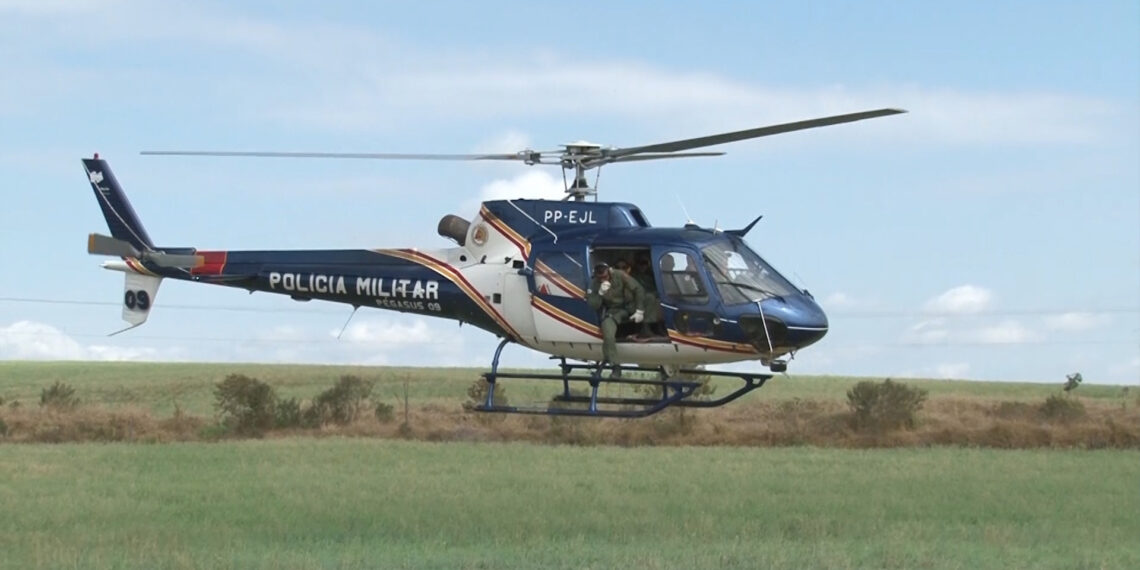 Aeronave da PM de Poços de Caldas faz buscas por suspeito de assalto com reféns em Nova Resende-MG