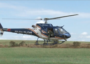 Aeronave da PM de Poços de Caldas faz buscas por suspeito de assalto com reféns em Nova Resende-MG