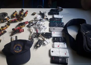 Guarda Civil apreende celulares e outros objetos que seriam lançados para dentro do presídio de Poços