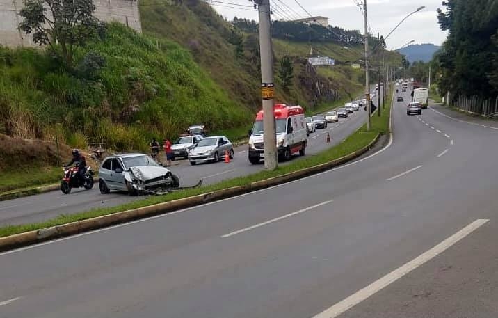 Motorista fica ferido em acidente em Poços de Caldas