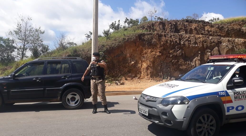 PM recupera veículo furtado e prende quatro suspeitos