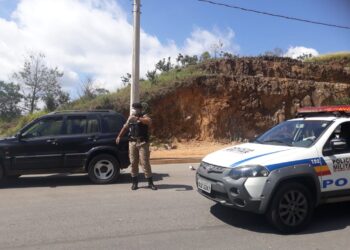 PM recupera veículo furtado e prende quatro suspeitos