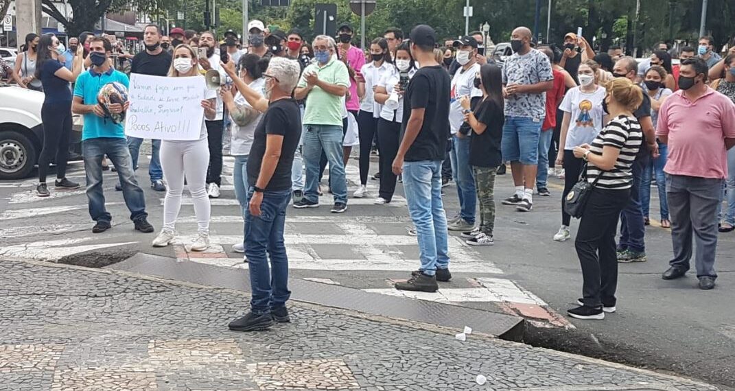 Manifestantes bloqueiam trânsito em ato contra a Onda Roxa em Poços de Caldas
