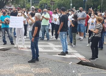 Manifestantes bloqueiam trânsito em ato contra a Onda Roxa em Poços de Caldas