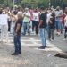 Manifestantes bloqueiam trânsito em ato contra a Onda Roxa em Poços de Caldas