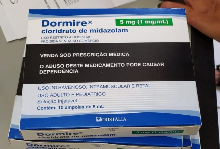 Andradas doa para Poços 50 ampolas de medicamento para intubação de pacientes