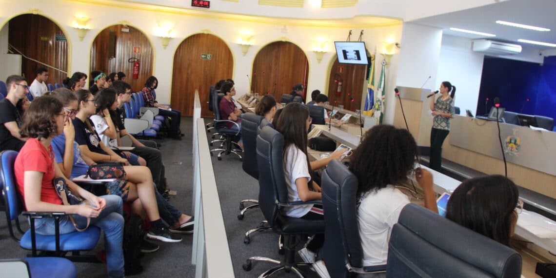 Câmara de Poços abre inscrições para alunos de ensino médio que queiram participar do Parlamento Jovem 2021