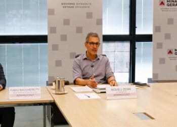 Zema cobra vacinação de policiais e professores