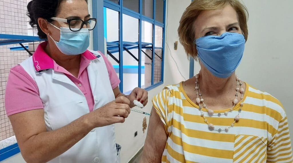 Idosos de 74 a 78 anos serão vacinados em Poços de Caldas