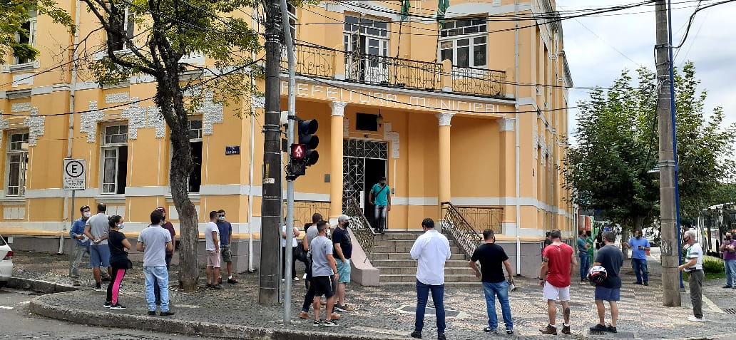 Comerciantes realizam manifestação em frente a Prefeitura de Poços