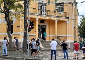 Comerciantes realizam manifestação em frente a Prefeitura de Poços