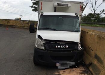Caminhão bate em barreira na Serra de Campestrinho