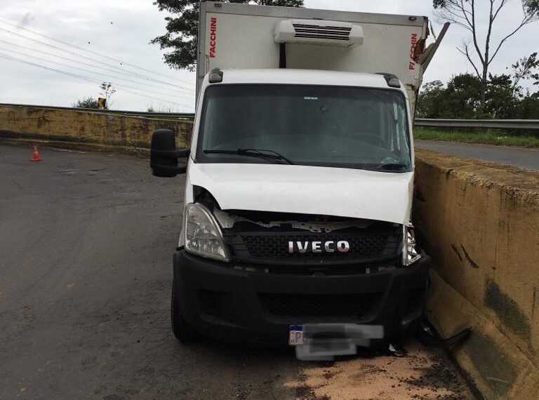 Caminhão bate em barreira na Serra de Campestrinho