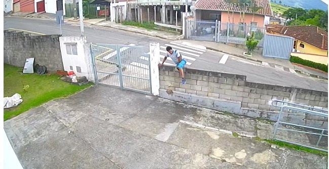 Polícia Civil procura suspeito de furtar creche em Poços de Caldas