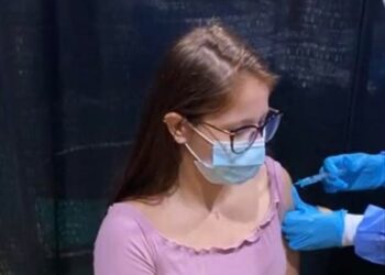 Poços-caldense de 20 anos é vacinada em Nova Jersey