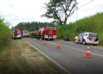 Caminhoneiro morre após acidente na SP-350