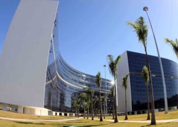 VAGAS PARA POÇOS E REGIÃO | Educação lança edital para contratação de engenheiros civis