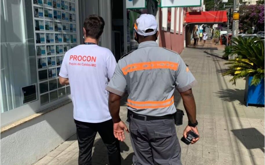 Prefeitura interdita motel, academia, três bares e apreende bebidas em Poços