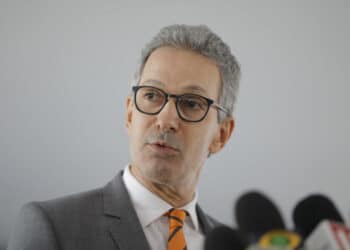 Governador anuncia que comerciantes poderão parcelar conta de água e luz em atraso