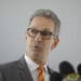 Governador anuncia que comerciantes poderão parcelar conta de água e luz em atraso