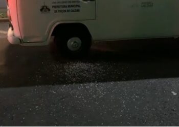 POÇOS DE CALDAS | Idoso quebra vidros de Kombi da Promoção Social