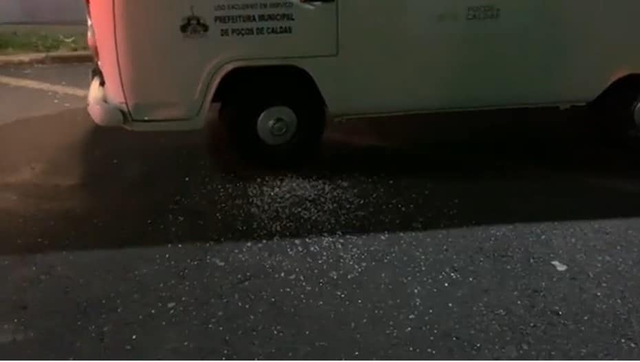 POÇOS DE CALDAS | Idoso quebra vidros de Kombi da Promoção Social