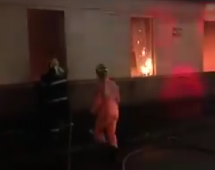 Casa abandonada pega fogo em Três Pontas