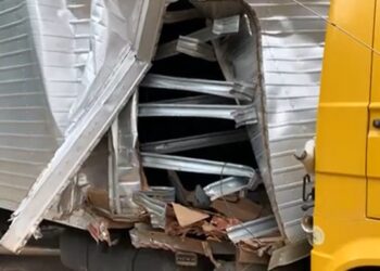 Caminhão bate em poste em Poços de Caldas