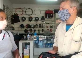 POÇOS DE CALDAS| Mulher acha pochete com R$ 5 mil e com ajuda da PM encontra o dono