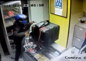 POÇOS DE CALDAS |Criminoso armado assalta pizzaria, comparsa esperava em motocicleta