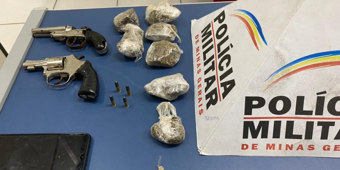 Adolescente é detido com drogas em casa PM apreende duas armas