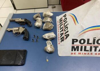 Adolescente é detido com drogas em casa PM apreende duas armas
